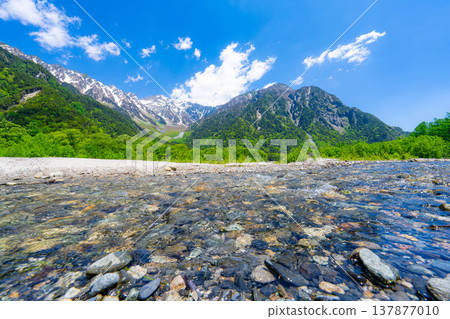 [Spectacular Scenery] Early Summer in Kamikochi: The lush greenery of the Hotaka mountain range and the Azusa River [Nagano Prefecture] 137877010