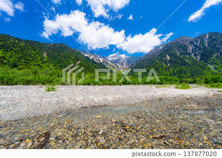 [Spectacular Scenery] Early Summer in Kamikochi: The lush greenery of the Hotaka mountain range and the Azusa River [Nagano Prefecture] 137877020