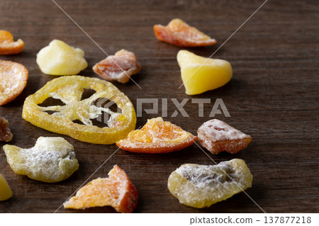 各種乾果,背景是木紋 各種乾果,背景是木紋 137877218