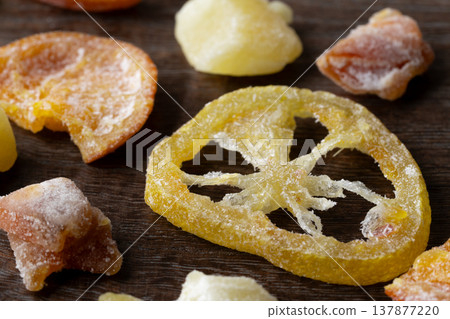 各種乾果,背景是木紋 各種乾果,背景是木紋 137877220