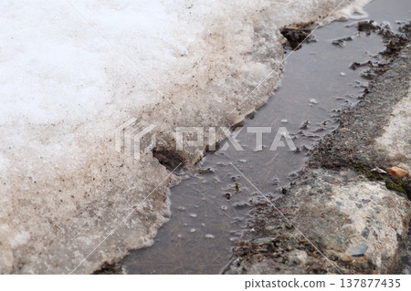 冬季道路上因積雪融化而露出泥濘。 137877435