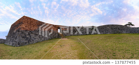 座喜見城遺址:琉球王國的一座古老城堡。 座喜見城遺址:琉球王國的一座古老城堡。 137877455