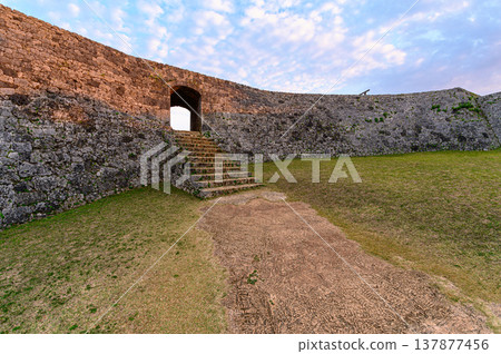 座喜見城遺址:琉球王國的一座古老城堡。 座喜見城遺址:琉球王國的一座古老城堡。 137877456