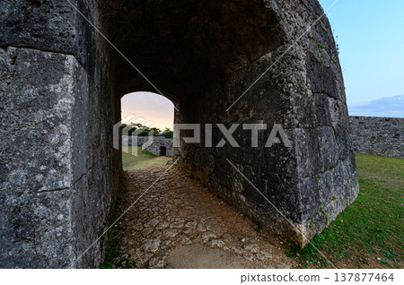 座喜見城遺址:琉球王國的一座古老城堡。 座喜見城遺址:琉球王國的一座古老城堡。 137877464
