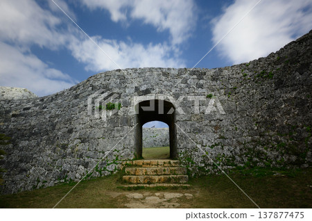 座喜見城遺址:琉球王國的一座古老城堡。 座喜見城遺址:琉球王國的一座古老城堡。 137877475