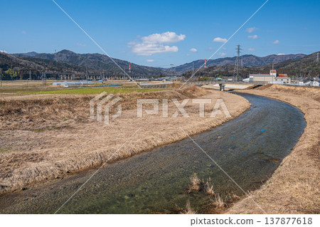 流入琵琶湖的清澈溪流,大川,位於滋賀縣長濱市西淺井町 流入琵琶湖的清澈溪流,大川,位於滋賀縣長濱市西淺井町 137877618