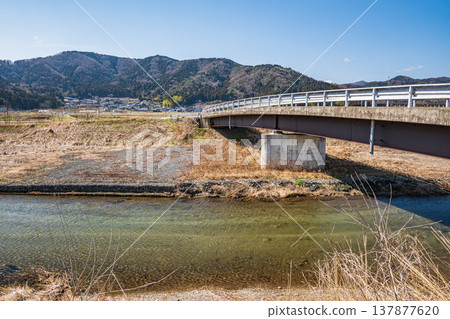 The clear stream that flows into Lake Biwa, the Ōkawa River, Nishi-Asai-cho, Nagahama City, Shiga Prefecture 137877620