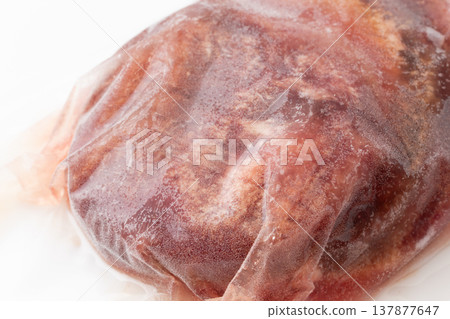 包裝盒內一塊厚厚的冷凍牛舌的特寫。 包裝盒內一塊厚厚的冷凍牛舌的特寫。 137877647