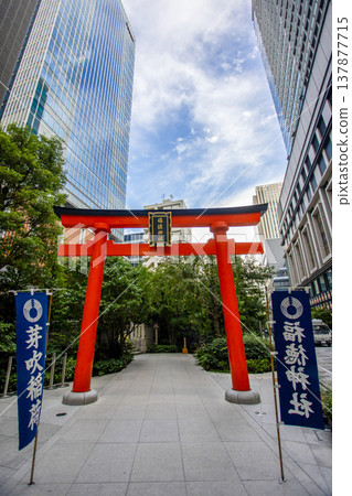 從東京日本橋眺望福德神社(芽吹稻荷神社)鳥居與辦公大樓。 從東京日本橋眺望福德神社(芽吹稻荷神社)鳥居與辦公大樓。 137877715