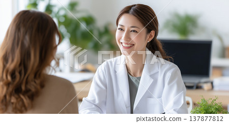 一位女員工正在為顧客提供諮詢的場景。 一位女員工正在為顧客提供諮詢的場景。 137877812