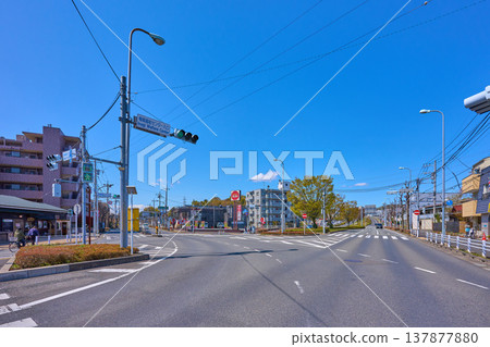 從東京都稻城市百村稻城福利中心入口十字路口附近往西走。 從東京都稻城市百村稻城福利中心入口十字路口附近往西走。 137877880