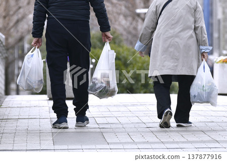 在日本橫濱這座老化社會中,一對幸福的夫婦出現在都市街景中。他們看起來都很善良……多麼溫馨的一幕……我希望他們的幸福能夠一直延續下去…… 在日本橫濱這座老化社會中,一對幸福的夫婦出現在都市街景中。他們看起來都很善良……多麼溫馨的一幕……我希望他們的幸福能夠一直延續下去…… 137877916