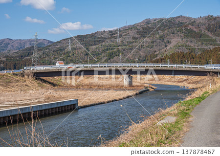 流入琵琶湖的清澈溪流，大川，位於滋賀縣長濱市西淺井町 137878467