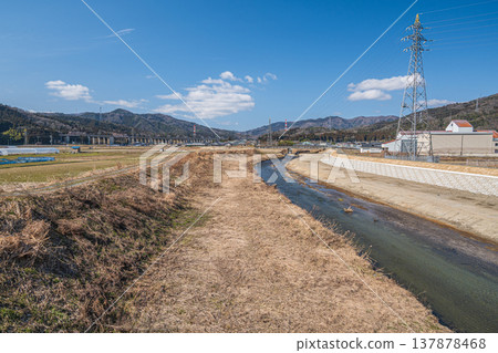 流入琵琶湖的清澈溪流，大川，位於滋賀縣長濱市西淺井町 137878468