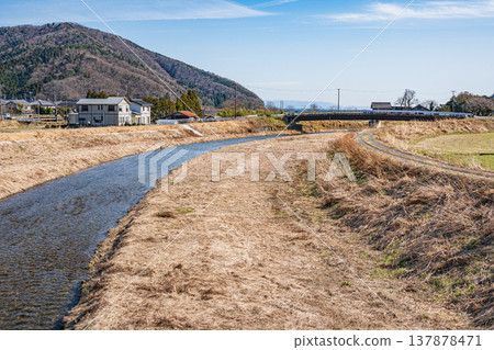 The clear stream that flows into Lake Biwa, the Ōkawa River, Nishi-Asai-cho, Nagahama City, Shiga Prefecture The clear stream that flows into Lake Biwa, the Ōkawa River, Nishi-Asai-cho, Nagahama City, Shiga Prefecture 137878471