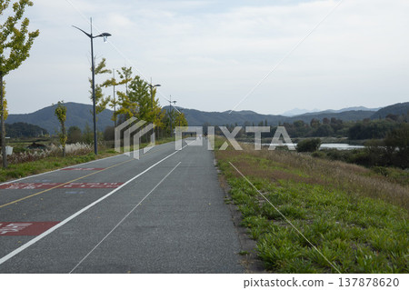 Han River bike path Han River bike path 137878620