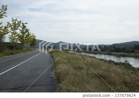 Han River bike path Han River bike path 137878624