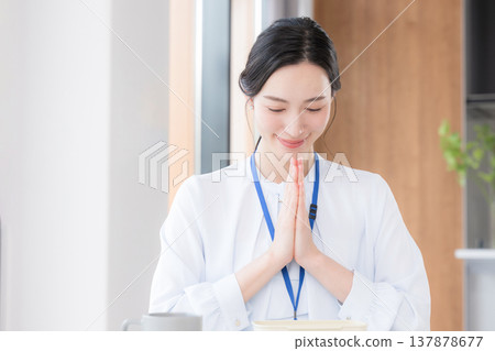 An image of an office lady eating homemade lunch at work, putting her hands together for a meal or a meal An image of an office lady eating homemade lunch at work, putting her hands together for a meal or a meal 137878677