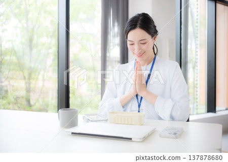An image of an office lady eating homemade lunch at work, putting her hands together for a meal or a meal 137878680