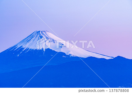 (Shizuoka Prefecture) View of Mt. Fuji at dawn from Darumayama Plateau. (Shizuoka Prefecture) View of Mt. Fuji at dawn from Darumayama Plateau. 137878808
