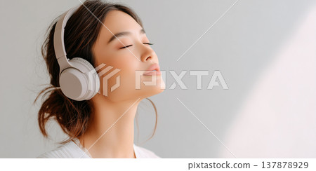 一位女士沉浸在音樂體驗時的表情。 137878929