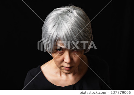一位白髮蒼蒼的老婦人從黑暗中怒視著我。 137879006