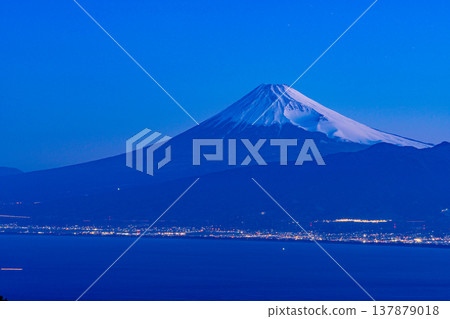 （靜岡縣）黎明前從達摩山高原眺望富士山。 137879018