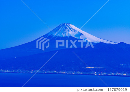 (Shizuoka Prefecture) A view of Mt. Fuji before dawn from Darumayama Plateau. 137879019