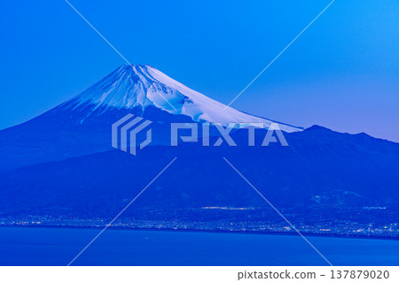 （靜岡縣）黎明前從達摩山高原眺望富士山。 137879020