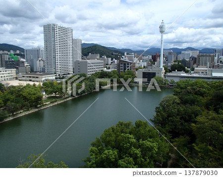 廣島城的護城河和周圍的城鎮景觀 廣島城的護城河和周圍的城鎮景觀 137879030
