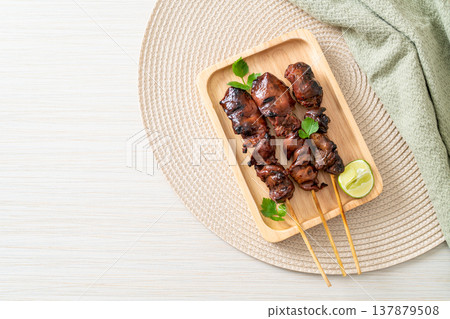 grilled chicken liver with herbs and spices 137879508