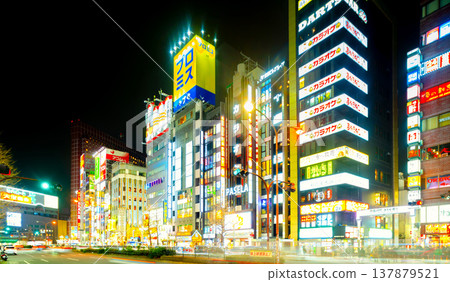 新宿歌舞伎町夜景,使用移軸鏡頭拍攝。 新宿歌舞伎町夜景,使用移軸鏡頭拍攝。 137879521