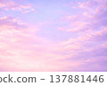 柔和夢幻的粉紅彩天空和雲朵背景素材（由人工智慧生成） 137881446