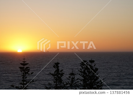 西澳大利亞斯卡伯勒海灘的日落 137881456