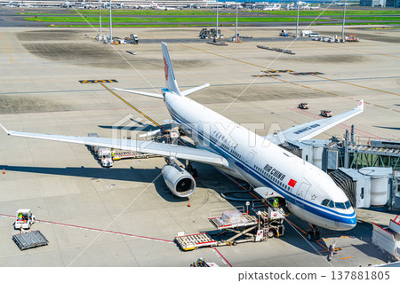 【東京】羽田機場3號航站樓,一架飛機正在進行維修。 【東京】羽田機場3號航站樓,一架飛機正在進行維修。 137881805
