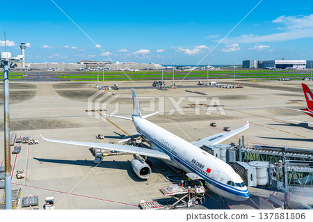 【東京】羽田機場3號航站樓,一架飛機正在進行維修。 【東京】羽田機場3號航站樓,一架飛機正在進行維修。 137881806
