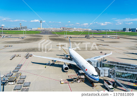 [Tokyo] Airplane undergoing maintenance at Terminal 3 of Haneda Airport 137881809