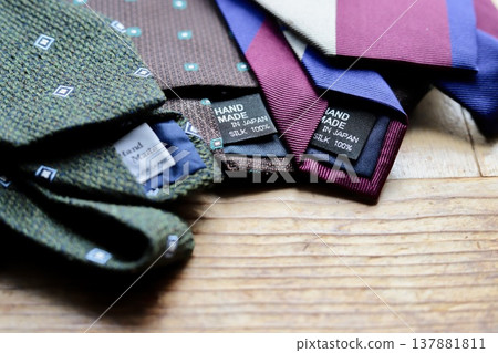 一條日本製造的真絲領帶上附有品質標籤。 137881811