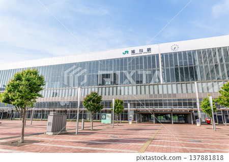 北海道旭川市,旭川的門戶,晴天時JR旭川站(北口) 北海道旭川市,旭川的門戶,晴天時JR旭川站(北口) 137881818