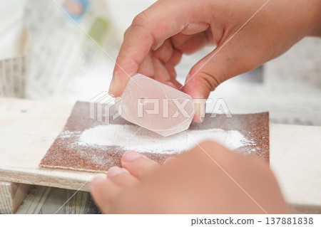 The process of making magatama (comma-shaped beads): sanding. 137881838