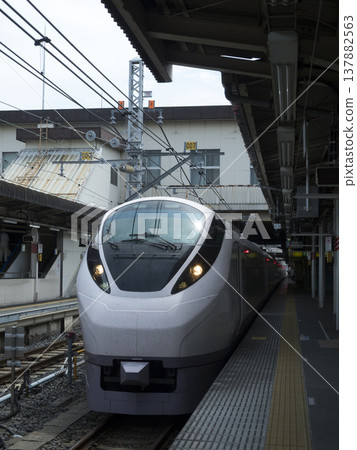 A limited express train stopped at the Joban Line platform at Ueno Station. 137882563