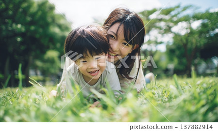 說謊在草的父母和孩子 137882914