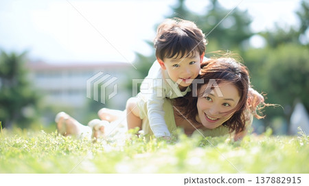 說謊在草的父母和孩子 137882915