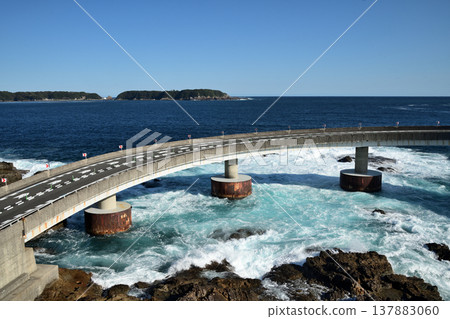 Kushimoto Ohashi Bridge (view of Tsuyajima Island) [Kushimoto Town, Higashimuro District, Wakayama Prefecture] 137883060