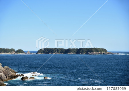 View of Tsuyajima Island from Kushimoto Bridge [Kushimoto Town, Higashimuro District, Wakayama Prefecture] 137883069