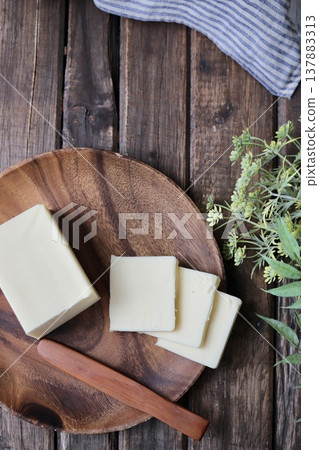 北海道特級奶油,盛於相思木盤中 北海道特級奶油,盛於相思木盤中 137883313