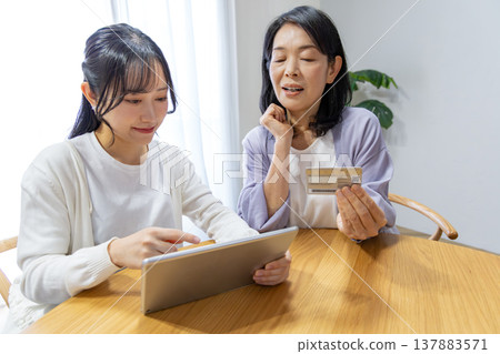 做在線購物的母親女孩 做在線購物的母親女孩 137883571