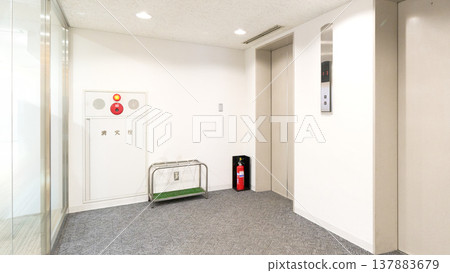 辦公大樓的電梯廳及消防安全設備 辦公大樓的電梯廳及消防安全設備 137883679