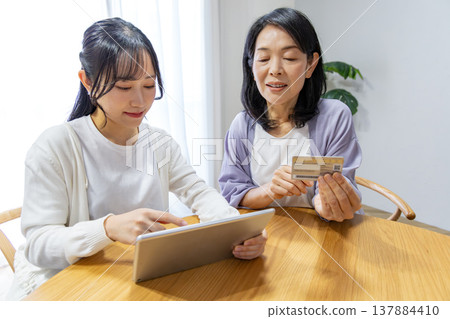 使用平板電腦的母親 137884410
