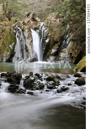 [滋賀縣甲賀市，3月] “三筋瀑布”，位於美秀美術館附近的山區。 137884433